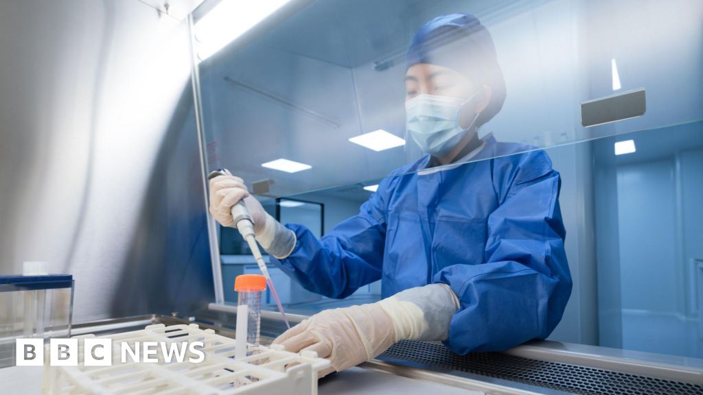 Oxford University scientists developing Ebola vaccine